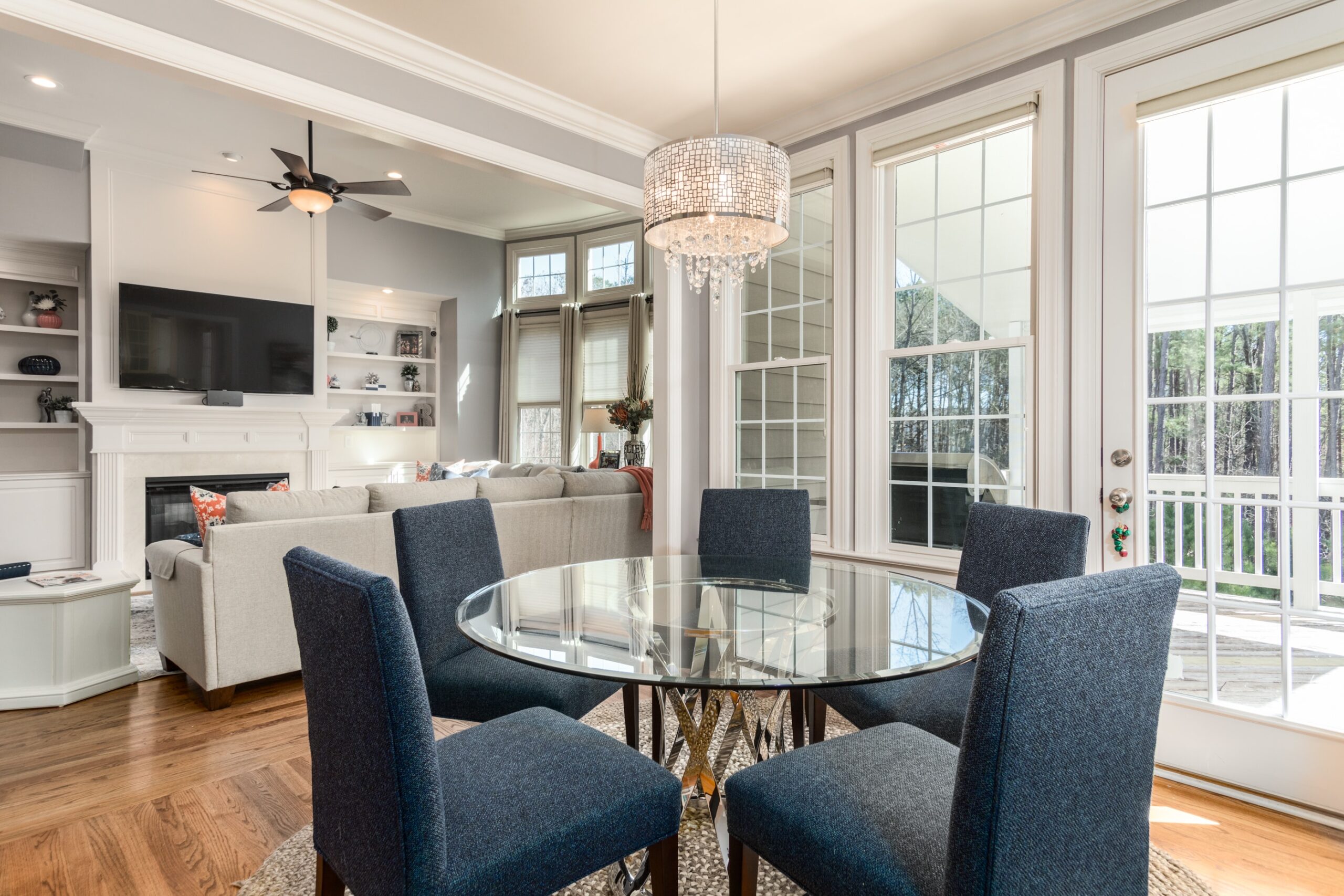 pleasantly clean and comfortable dining room